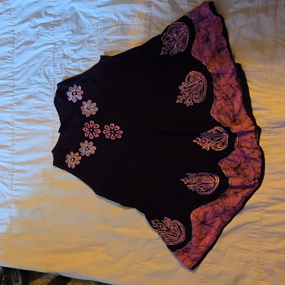 Womans summer embroidered top.  Free size.  Cool, sleeveless.  Puple and pink.💖